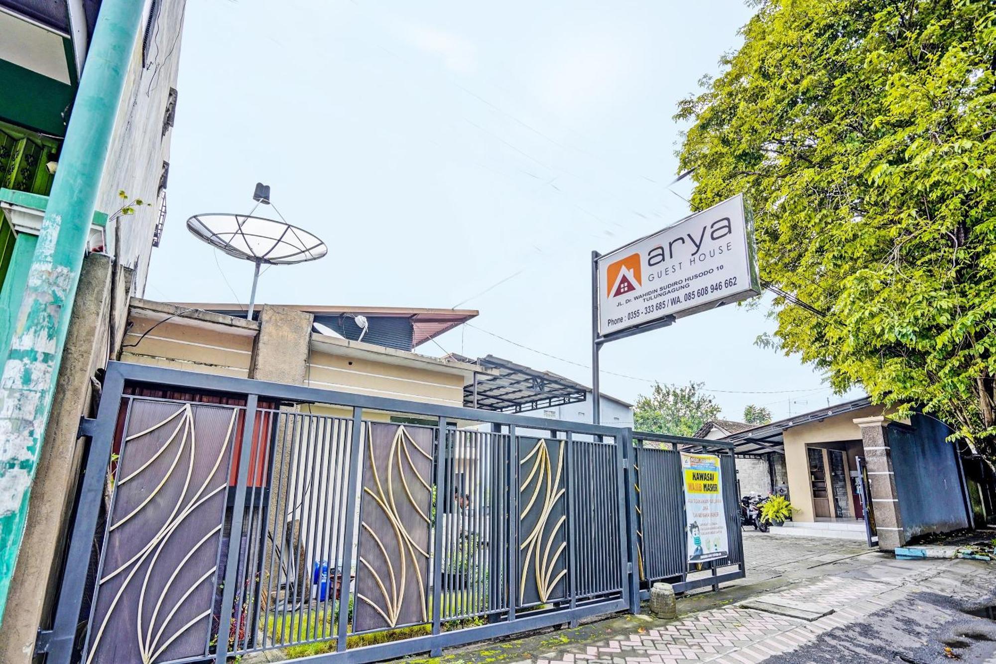 Oyo Life 92190 Arya Guest House Tulungagung Exterior foto