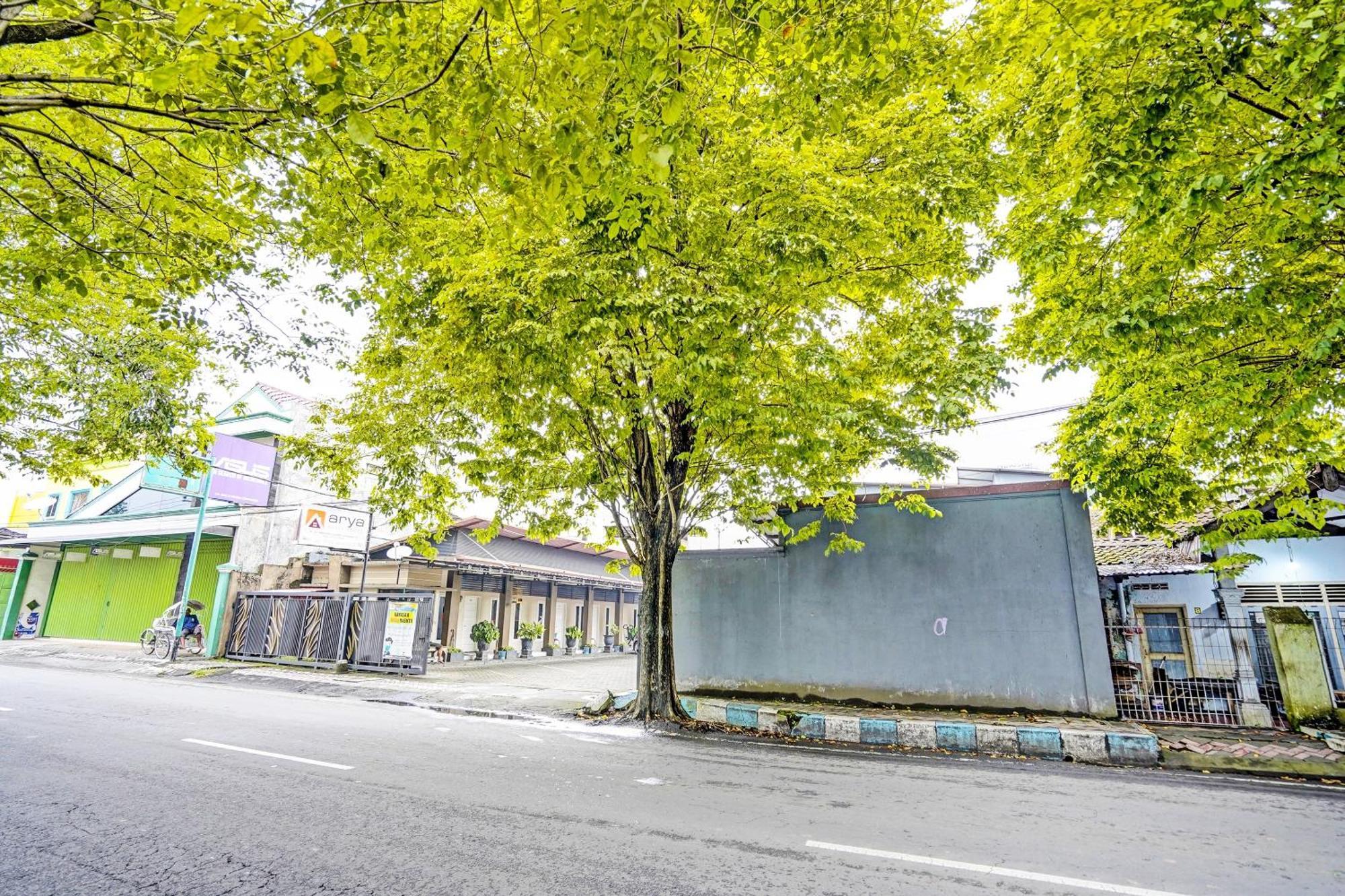 Oyo Life 92190 Arya Guest House Tulungagung Exterior foto